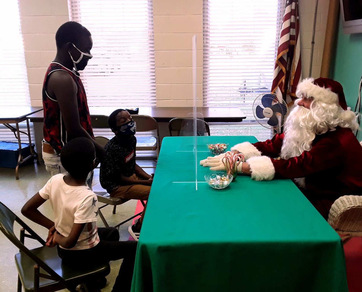 🎅⛄❄🤶
Sneak peek of Six Feet from Santa
More pics to come later...and it was successful 
😉 Ho Ho Ho
— feeling festive at Humphreys County Library System.
