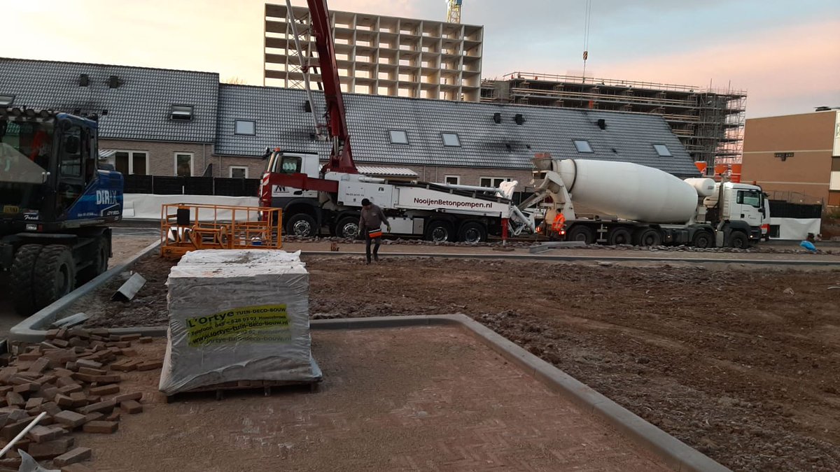At SCE materials from the flats are reused, among other things, for the construction of dwellings and public space. For example, a start was recently made with the construction of the street at the 15 ground-level residences. Concrete will be reused for this.