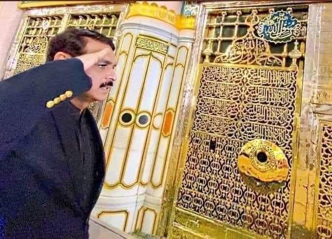 Zynweb3's tweet image. اس سیلوٹ کو دیکھ کر رونگٹے کھڑے ہو جاتے ہیں۔ یہ ایک سپاہی کا امت کے کمانڈر انچیف محمد صلی اللہ علیہ وسلم کو سیلوٹ بھی ہے اور درود شریف بھی ہے۔