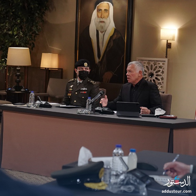 AddustourNews's tweet photo. جلالة الملك عبدالله الثاني يلتقي بحضور سمو الأمير الحسين بن عبدالله الثاني، ولي العهد، شخصيات من محافظات عدة عقب افتتاح الدورة غير العادية لمجلس الأمة التاسع عشر
#الاردن #الدستور #خطاب_العرش #SFTT2020 https://t.co/pe6XcphAqT