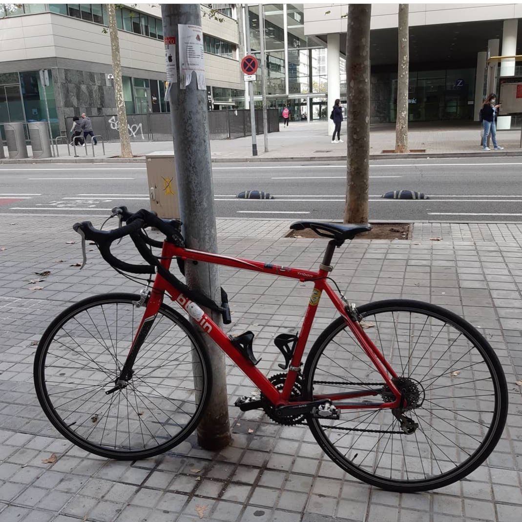 ultralocalrec's tweet image. Ens acaben de robar la bici dels repartus. És gran i vermella amb adhesius de bandes i segells locals. Si la veieu aviseu!