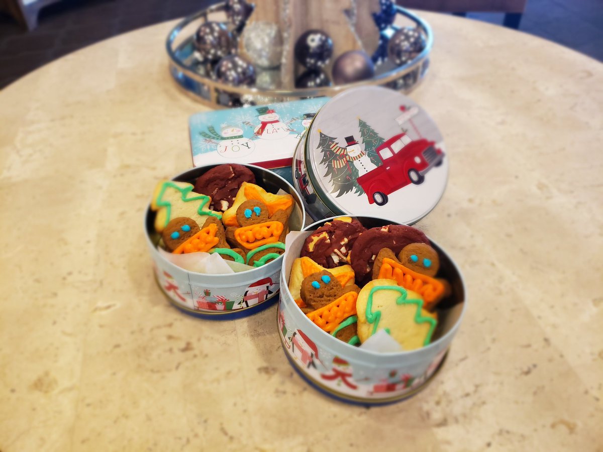 KFValleyViewHC's tweet image. A can of cookies for our community seniors 🍪 Cut Outs, Gingerbread, and Red Velvet. #Cookies #SpreadHolidayCheer #Yum #TasteTheTrilogyDifference @ValleyViewHC @ReyRd2 @nolafoodguy @ChefMike45 @PatynkoJody