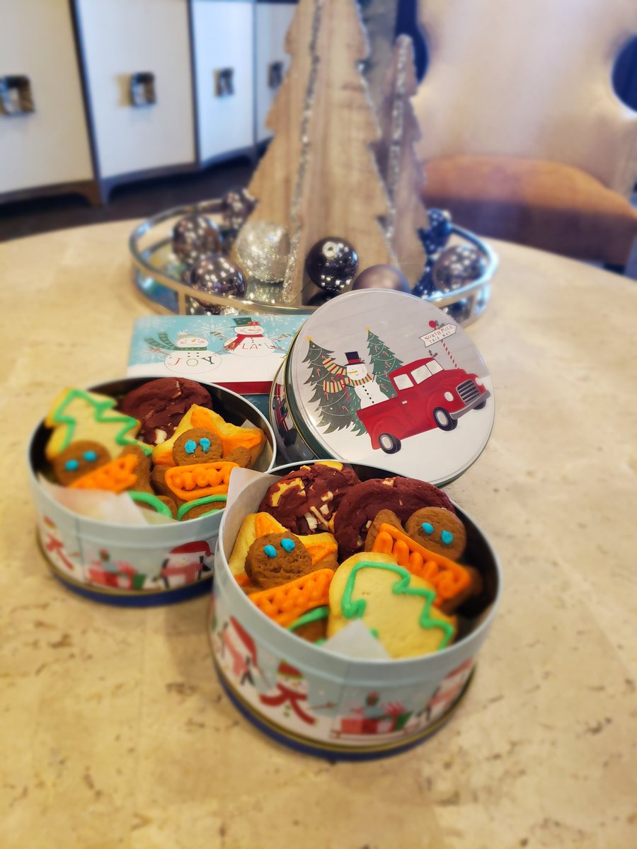 KFValleyViewHC's tweet image. A can of cookies for our community seniors 🍪 Cut Outs, Gingerbread, and Red Velvet. #Cookies #SpreadHolidayCheer #Yum #TasteTheTrilogyDifference @ValleyViewHC @ReyRd2 @nolafoodguy @ChefMike45 @PatynkoJody