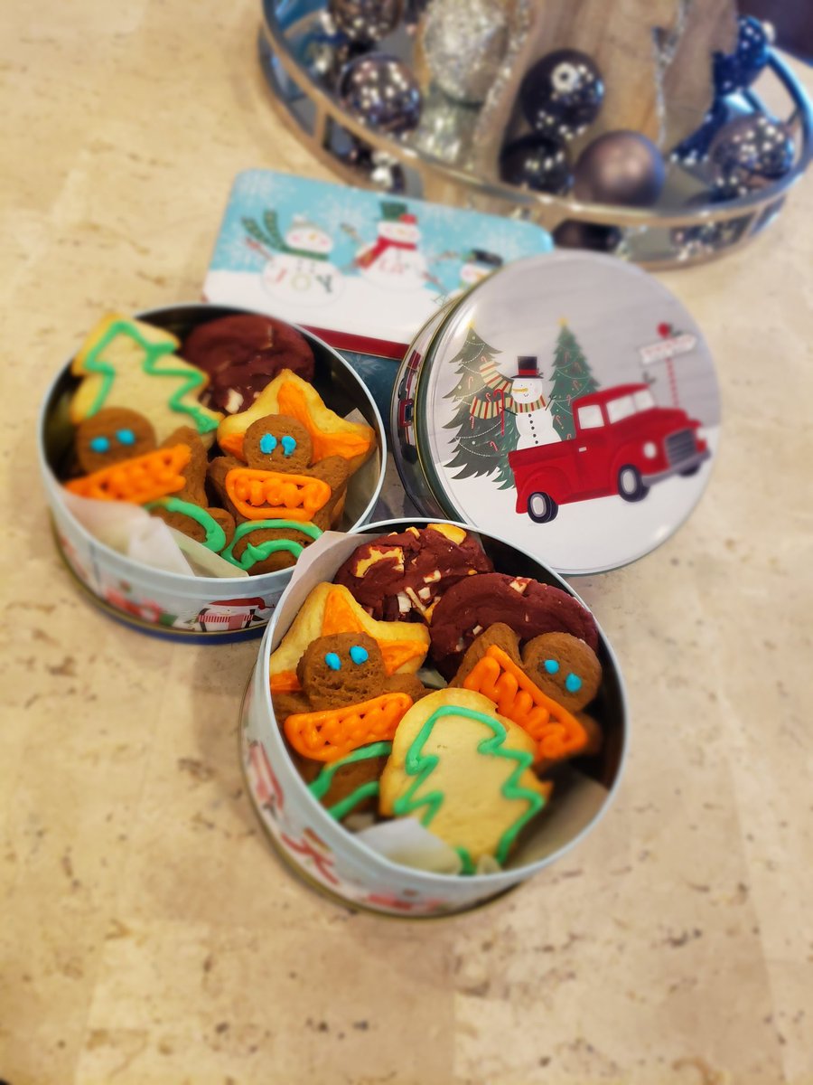 KFValleyViewHC's tweet image. A can of cookies for our community seniors 🍪 Cut Outs, Gingerbread, and Red Velvet. #Cookies #SpreadHolidayCheer #Yum #TasteTheTrilogyDifference @ValleyViewHC @ReyRd2 @nolafoodguy @ChefMike45 @PatynkoJody