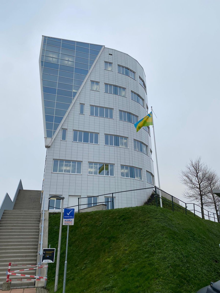 Vandaag is het de #Dagvandemensenrechten #HumanRightsDay2020. Docente #AttjeBakker besteed daar met onze studenten #Zeevaart en #AllroundOperationeelTechnicus <a href="/Noorderpoort/">Noorderpoort</a> aandacht aan tijdens burgerschap en natuurlijk wordt ook de speciale vlag gehesen. #ookditismbo.