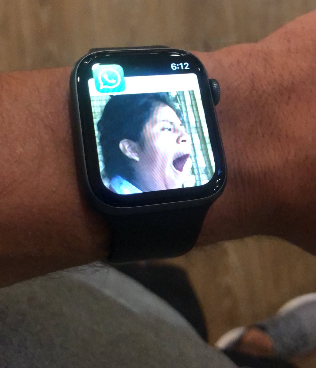 mascamielda's tweet image. Yo: que hora es? 

Mi reloj: