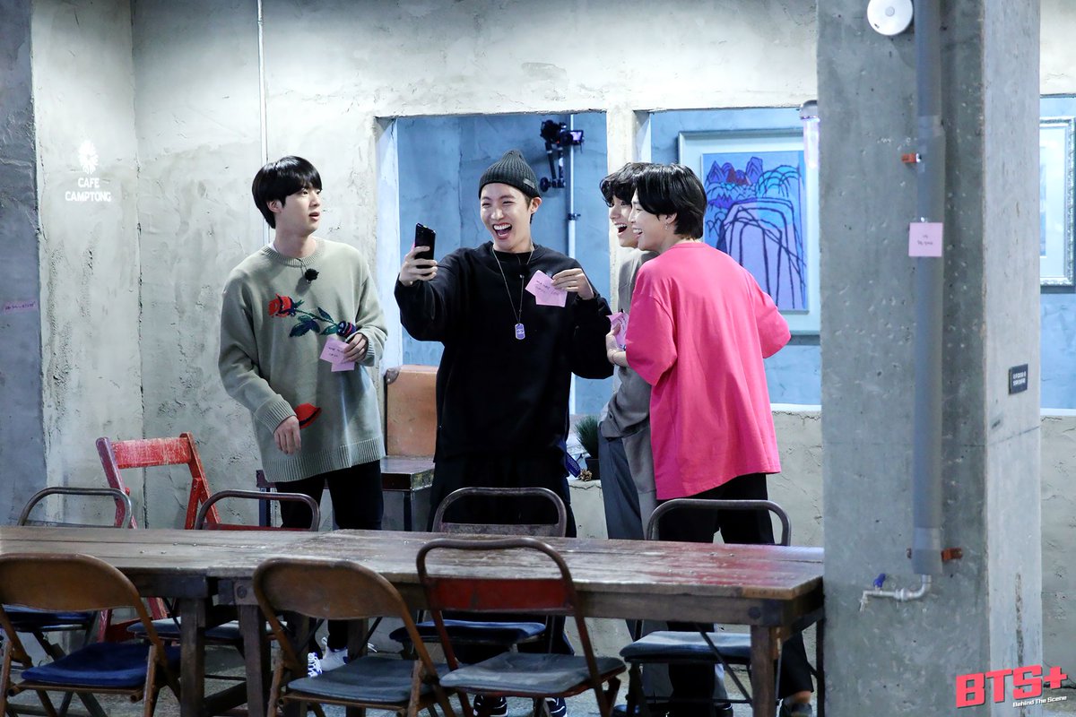 cheeriegigi's tweet photo. •✨ Fotos detrás de escenas RUN BTS ✨
 [capitulo detrás de escenas cada viernes]
             —Hilo EP.119 📸—
#BTS #RunBTS119 #BTSARMY 

•Mina🍉 https://t.co/MgOof8Q3Yk