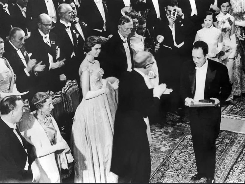 El 10 de diciembre de 1957 A.Camus recibía el Nobel. 

“Cada generación, sin duda, se cree destinada a rehacer el mundo. La mía sabe, sin embargo, que no lo rehará. Pero su tarea quizá sea aún más grande. Consiste en impedir que el mundo se deshaga”

Hoy,sigue siendo todo un reto