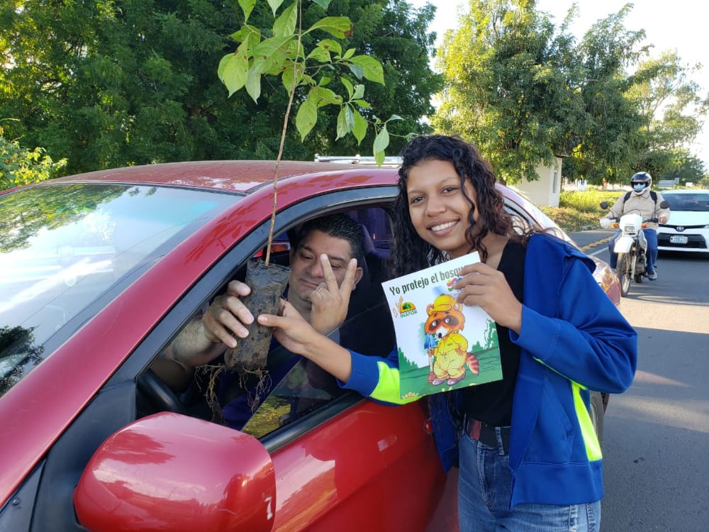 CarolineSandini's tweet photo. El Gobierno de Nicaragua en colaboración con El
Movimiento ♻️ Ambientalista Guardabarranco.
#JS19Julio de Ciudad Sandino D.II y Mateare, apoyados por el INAFOR entregaron 1️⃣5️⃣0️⃣ arbolitos de Madroño 🌳 con el Lema
*Un Madroño Para Mi Purisima*
❤🖤🇳🇮🕊
#ConOdioNuncaMas
#TE21 https://t.co/zvM0NjdvqI