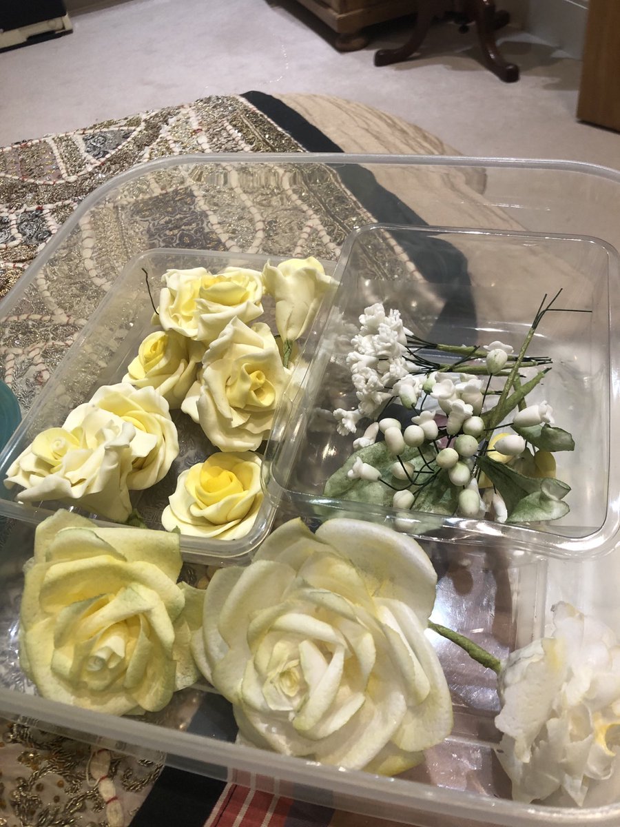 LindaWa82173858's tweet photo. Xmas cakes and wafer roses ready for next cake https://t.co/9B1xrenKLH