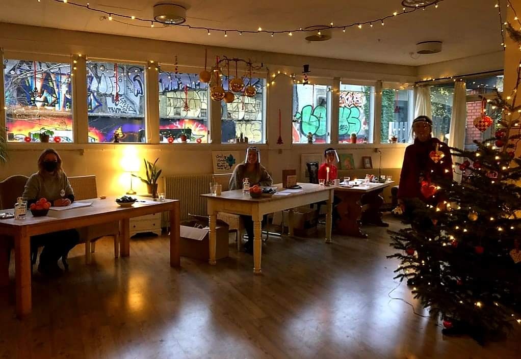 RedCrossCph's tweet image. Vi er så glade for at kunne dele julehjælp ud til hele 1.000 familier i år. Rammerne for uddelingen er ikke nær så hyggelige, som de plejer at være - til gengæld er de coronasikre, og der er store smil bag visirerne ❤️