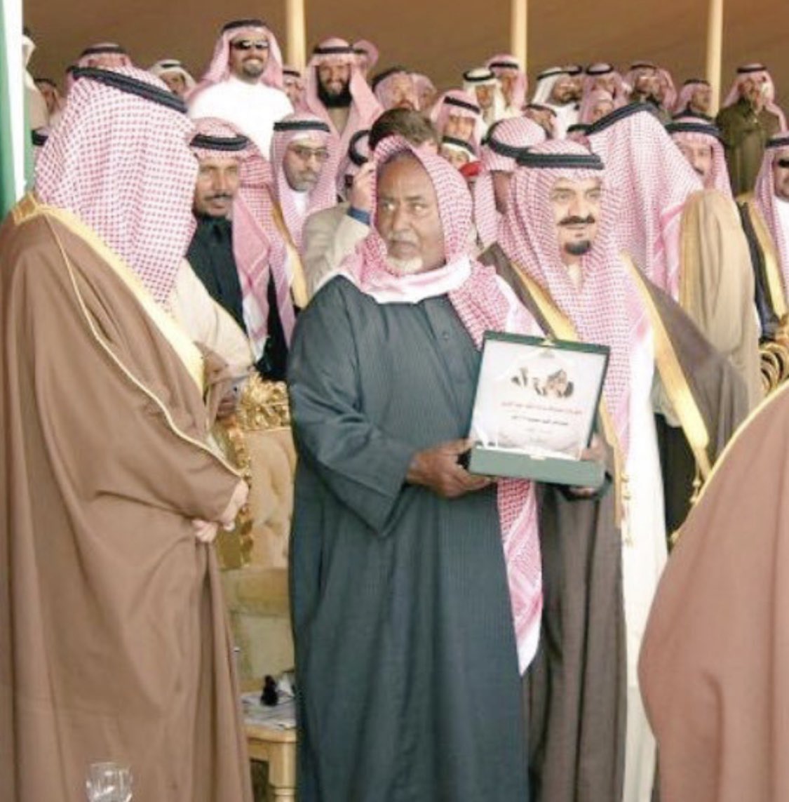 في بادرة تاريخية نادرة في عالم المزاينات 
الرجل الذي شاع صيته بالعلم الطيب الشيخ دبيان بن معيض السبيعي 
ينافس إنتاجة 
فمن أصل عشر متاهلين ، ستة منهم من إنتاج بعيرة .
وهذا تتويج قبل موعد التتويج .
هذه الحالة النادرة جداً لم تأتي الا بالعطاء الصادق والسخاء الذي استفاد منه المسلمين.