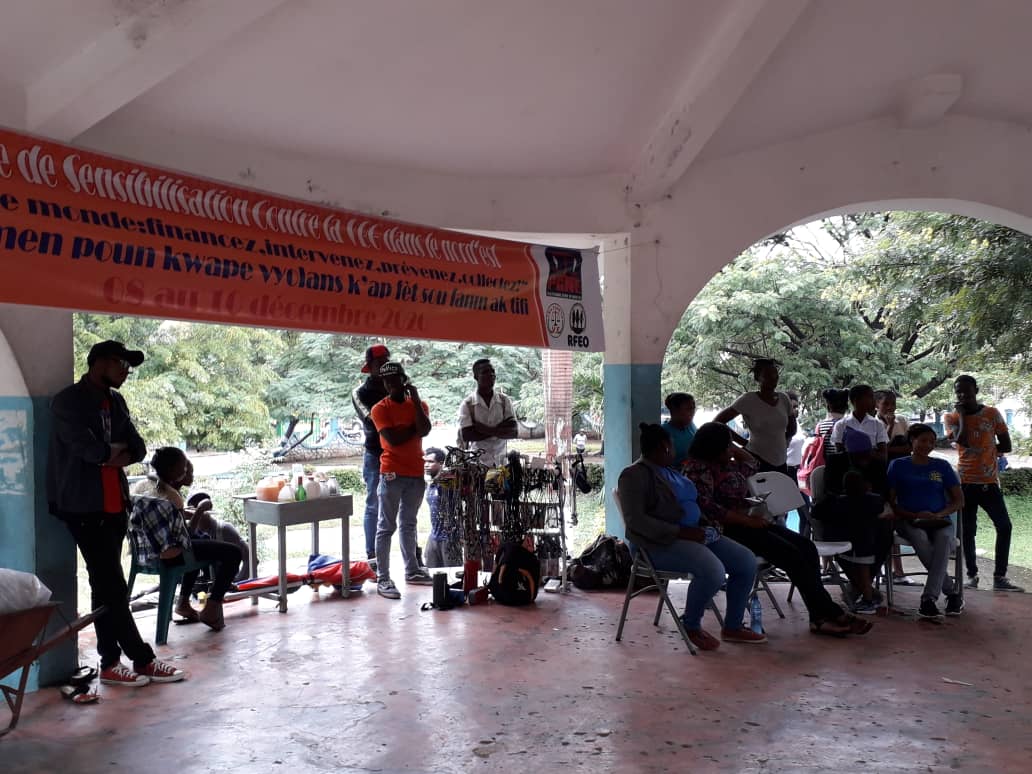 IOMHaiti's tweet photo. Après 16 jours d'activisme contre la #VBG, @IOMHaiti, @ONUFemmesHaiti et la #PGNE ont organisé une campagne de #sensibilisation sur le point frontalier de #Ouanaminthe en cette journée internationale des #droitshumains, avec le soutien de @UNDPPA
#OrangeTheWorld #HumanRights https://t.co/qz1Vbg1hfd