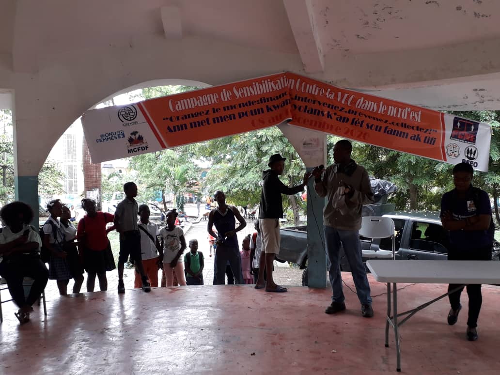 IOMHaiti's tweet photo. Après 16 jours d'activisme contre la #VBG, @IOMHaiti, @ONUFemmesHaiti et la #PGNE ont organisé une campagne de #sensibilisation sur le point frontalier de #Ouanaminthe en cette journée internationale des #droitshumains, avec le soutien de @UNDPPA
#OrangeTheWorld #HumanRights https://t.co/qz1Vbg1hfd