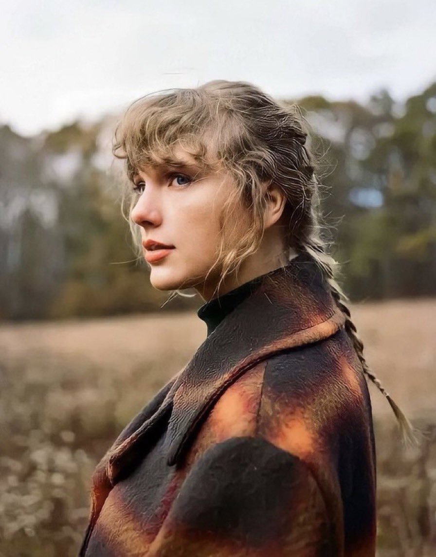 🚨| Swifties new giveaway is here; 

  Just retweet &amp; follow us.. 

  Open for international fans.. 

  Good Luck y’all!! 

Taylor Swift’s new album #evermore coming at midnight tonight!!