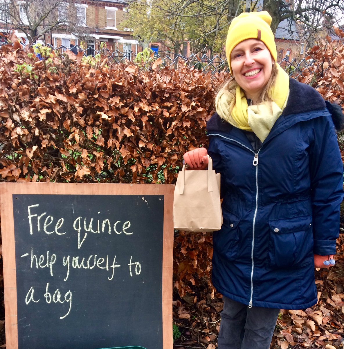 #QuinceDay in #QueensParkGardens #W10. Miranda was one of our first local residents to pick up a free bag of the golden fruit this morning-on her daily walk through the park. ⁦@QPCouncil⁩ ⁦@FoQPGardens⁩ ⁦@HCGAGardens⁩