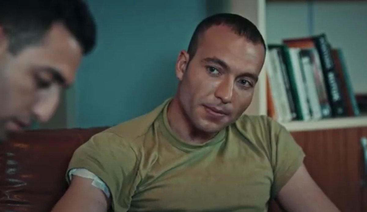 aybukeqpusat's tweet photo. Adamın adı Nihat Azlı diyoruz nokta koymayı unutmuşuz diyoruz püüü ne fesatsınız!!!🌚🌚 Boş ver Ateş onları sen bize N.AZLI'yı anlat ❤😂 #Söz #Aşık #Keşanlı #Çaylak #Karabatak https://t.co/TXlTo2zrDl