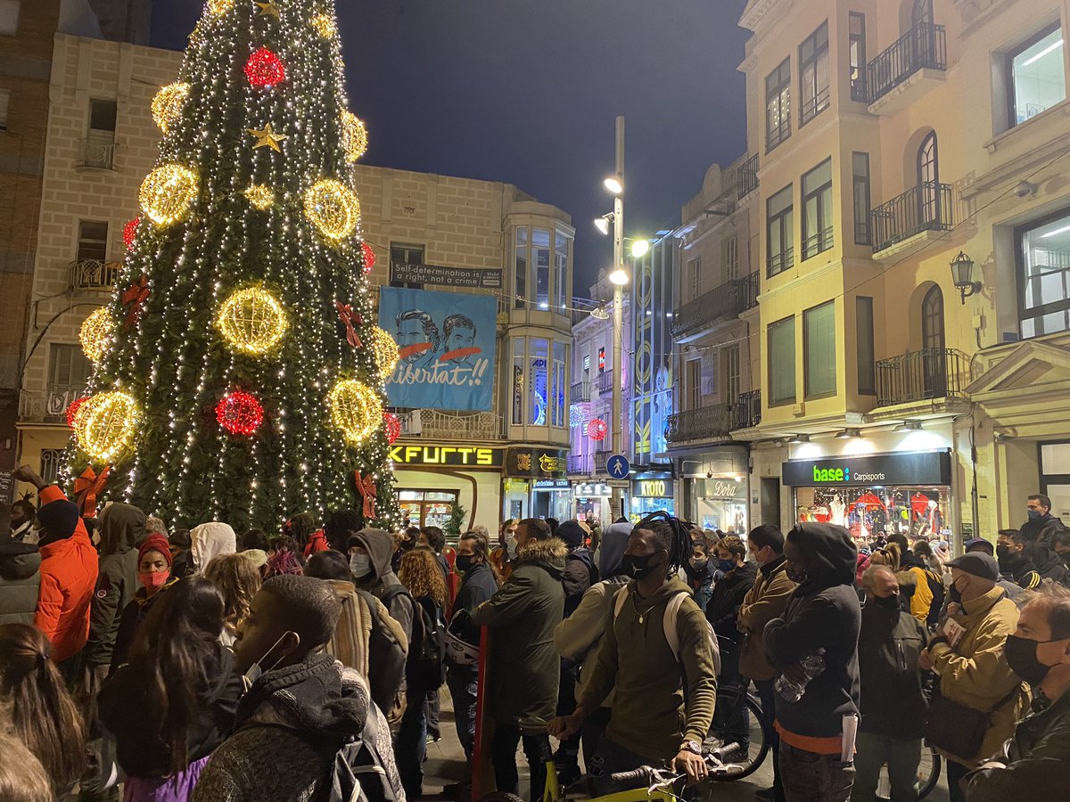 cupnacional's tweet photo. Morir de no tenir llar. Que la policia t’acorrali mentre es crema el teu sostre. Racisme institucional que mata. 

Avui som a #Badalona amb el seu crit de dolor i de lluita. https://t.co/FpokT8E1iQ