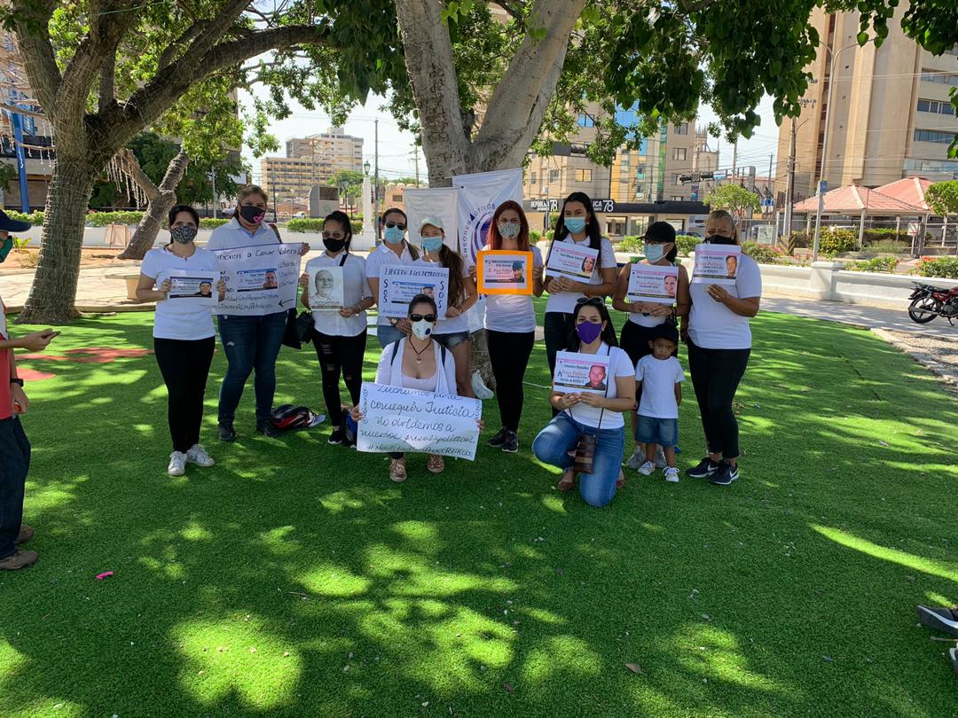luzmerandreina's tweet photo. #LibertadParaHirtoHurtado
#LibertadParaLosPetroleros
#Pancartazo
@ForoPenal @LDanieri @Madepalmar @lauravalbuenam @alfredoromero @HimiobSantome @Almagro_OEA2015 https://t.co/lDRR31lQ45