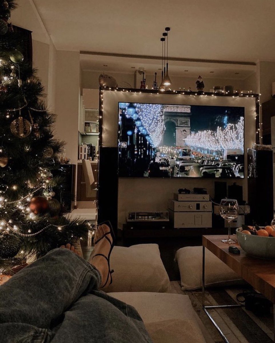 Vou assistir um filme para ver coisas diferentes...... porque na real está difícil...... tudo sempre tão igual....... assuntos repetidos🙄 que chatice🥴😉😂😂😂😂😂😂🤷‍♀️