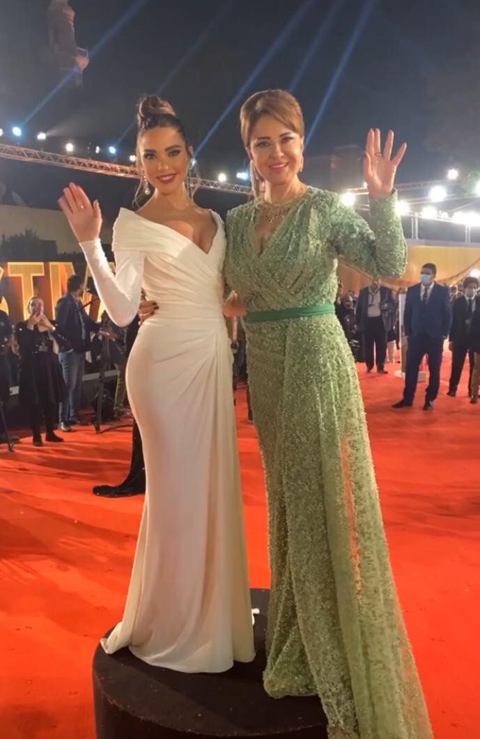 EgyptTodayMag's tweet photo. Lebanese stars Dalida Khalil and Madline Tabar on the red carpet of the closing ceremony of Cairo International Film Festival.

#Egypt #CIFF42 @CairoFilms @DalidaKhalil | #مهرجان_القاهرة_السينمائي #مهرجان_القاهرة https://t.co/NKNw7gfTDw