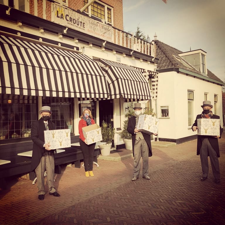 Vandaag geen helaas vanwege Corona geen jaarlijkse Kerstlunch in La Croute, maar wel een warme lunch met diverse extra's aan huis bezorgd. Zo hebben wij de traditionele lunch toch nog waar kunnen maken. Dank aan het personeel van La Croute en de vrijwilligers.