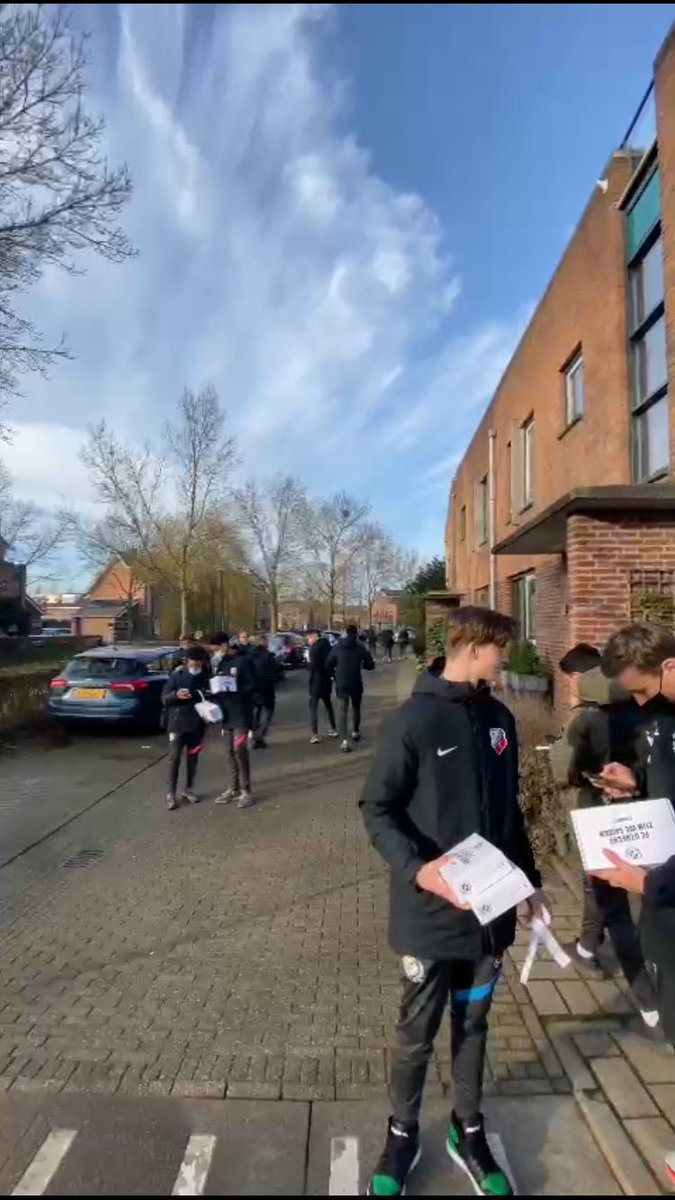 JerrylIaquinta's tweet photo. 🔴⚪️ Bijna 8.000 supporters kochten een seizoenkaart in de wetenschap er niet vaak bij te kunnen zijn. Vandaag konden wij, personeel, vrijwilligers, jeugdspelers, trainers, etc., iets terug doen voor deze fantastische supporters. De reacties waren hartverwarmend, in heel NL ❤️ https://t.co/7SyqNkIDOK
