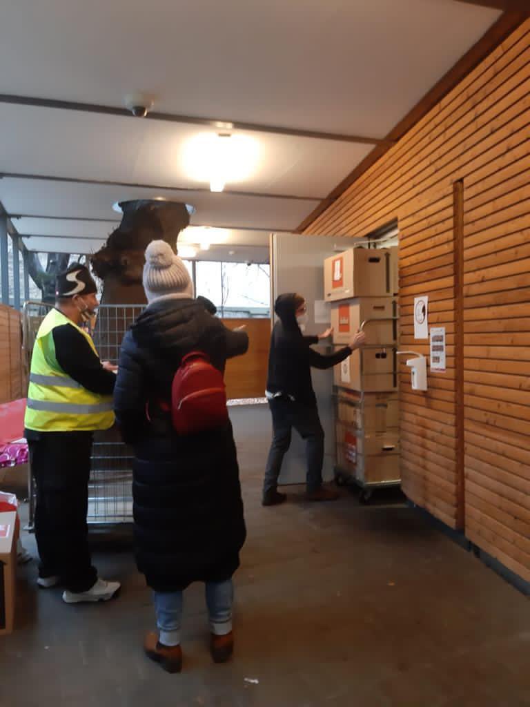 derfriedeAT's tweet photo. Einen herzlichen Dank an alle SpenderInnen!Warme Kleidung, Nahrungskonserven,Decken &amp; Winterschuhe-in diesem Sinne beten wir am #tagdermenschenrechte für eine Welt, die gerechter ist! Vielen Dank an dieser Stelle an die @CaritasAustria für die wichtige Arbeit, die geleistet wird! https://t.co/IHr4nYKunB