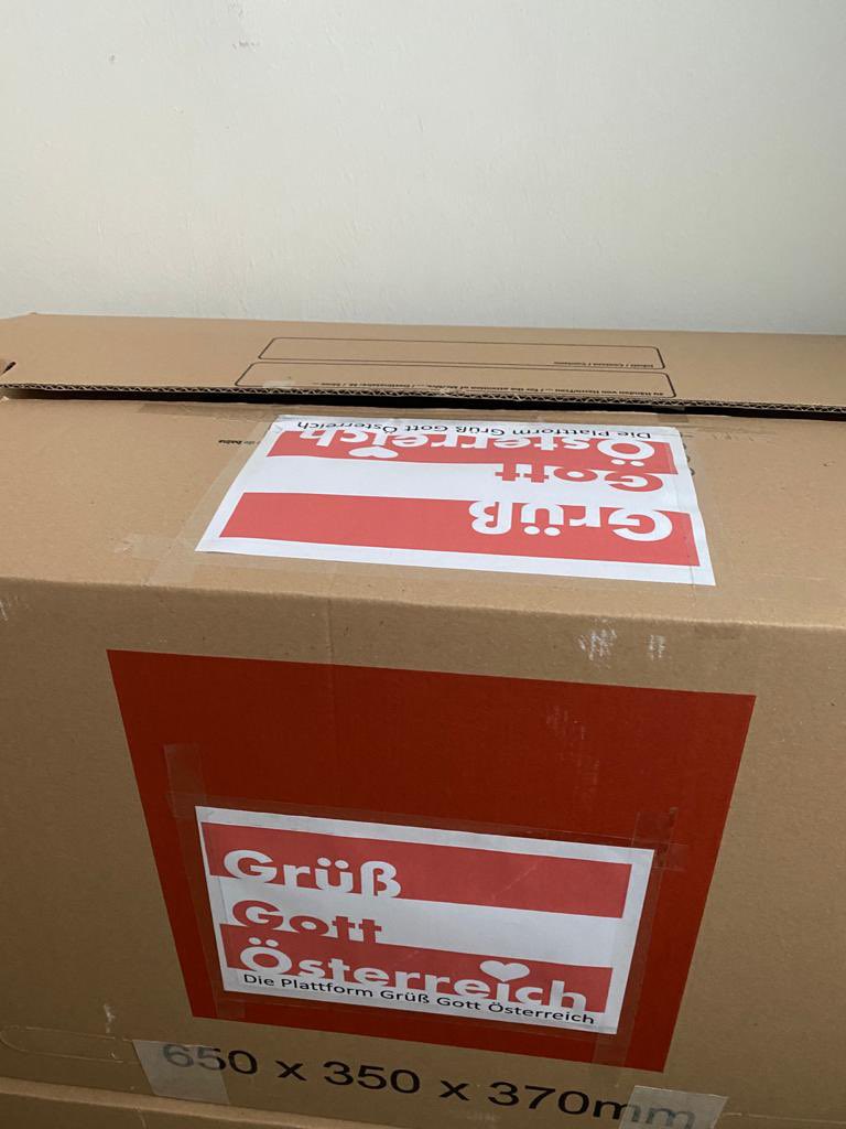 derfriedeAT's tweet photo. Einen herzlichen Dank an alle SpenderInnen!Warme Kleidung, Nahrungskonserven,Decken &amp; Winterschuhe-in diesem Sinne beten wir am #tagdermenschenrechte für eine Welt, die gerechter ist! Vielen Dank an dieser Stelle an die @CaritasAustria für die wichtige Arbeit, die geleistet wird! https://t.co/IHr4nYKunB
