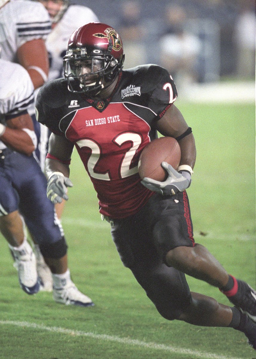 A heavily favored BYU came to th Q in '05 & left w/a 31-10 loss. The Aztec O, led by RB Lynell Hamilton (161 yd), QB Kevin O’Connell (243 yd) gained 508 total yd. It was Tom’s 637th @AztecFB game #GoAztecs #AztecForLife #788andCounting Photo: Aztec HOF Photographer Ernie Anderson