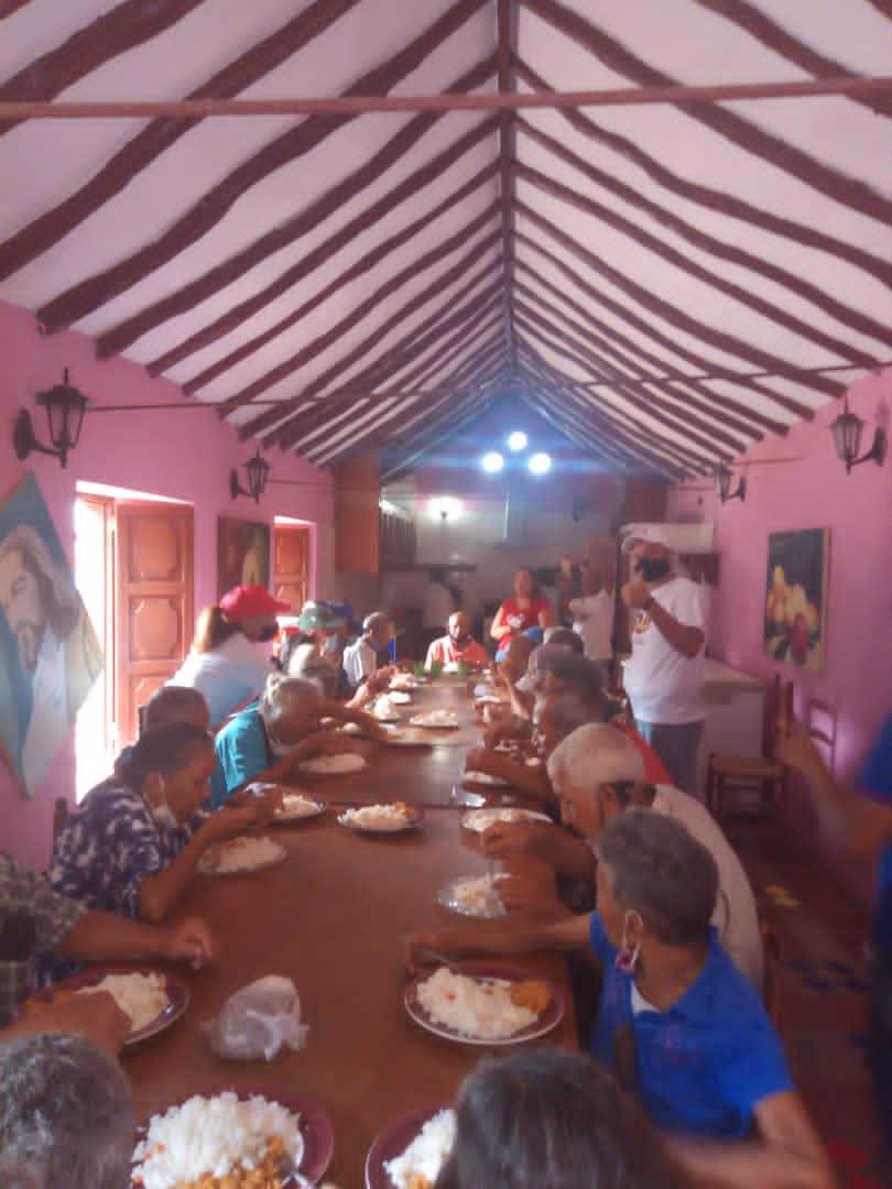 MSomosVFALCON's tweet photo. se llevó a cabo la atencion especial a nuestros adultos mayores de la casa del abuelo Agustín medina del municipio Falcón Una atención integral para todos ellos por parte de Movimiento Somos Venezuela, Sistema de Misiones, Alcaldía, Medicos, Estilistas, organizaciones privada https://t.co/hUzM5YUMCi
