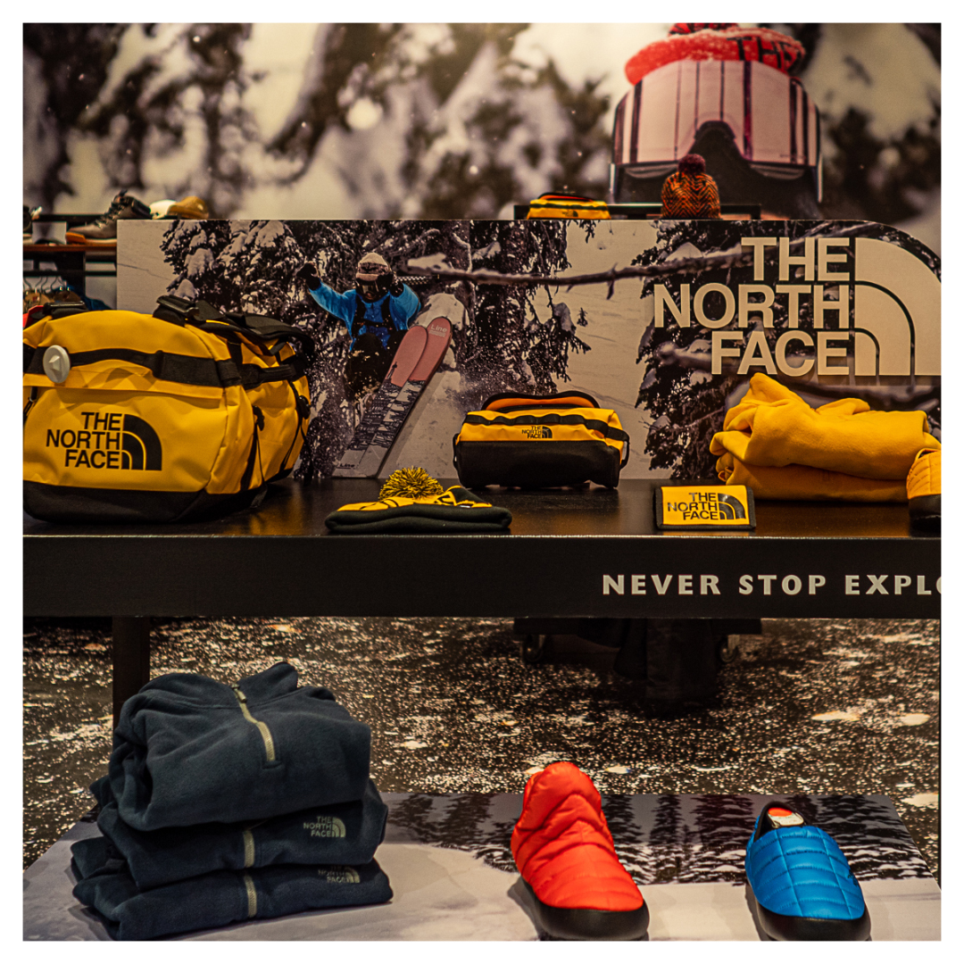 thebigprintshop's tweet photo. Nuestro último trabajo para The North Face. Una pop up store en ECI Sanchinarro, enfocada en la temporada de esquí. El 100% de los materiales empleados son 100% ecológicos. Tanto el cartón empleado, como el textil, están impresos con tintas libre de PVC. #somosbig #thenorthface https://t.co/gWfnVfFCeu