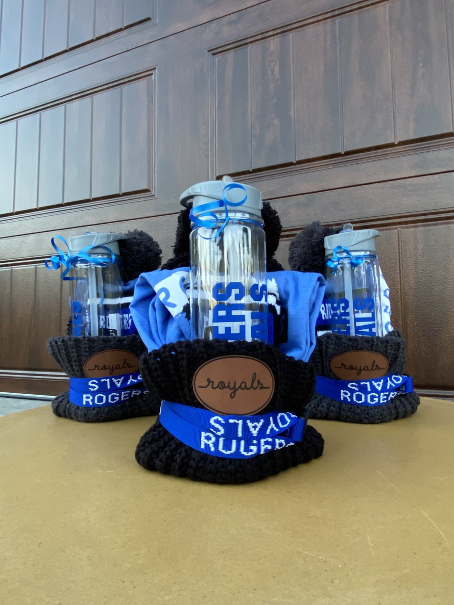 Happy Thursday! Make sure to free some time this weekend for the final ✨One Stop DECA Shoppe Holiday Shop (Fri-Sun)✨ New arrivals and Holiday Bundles for only $30 🔷🎄🎁