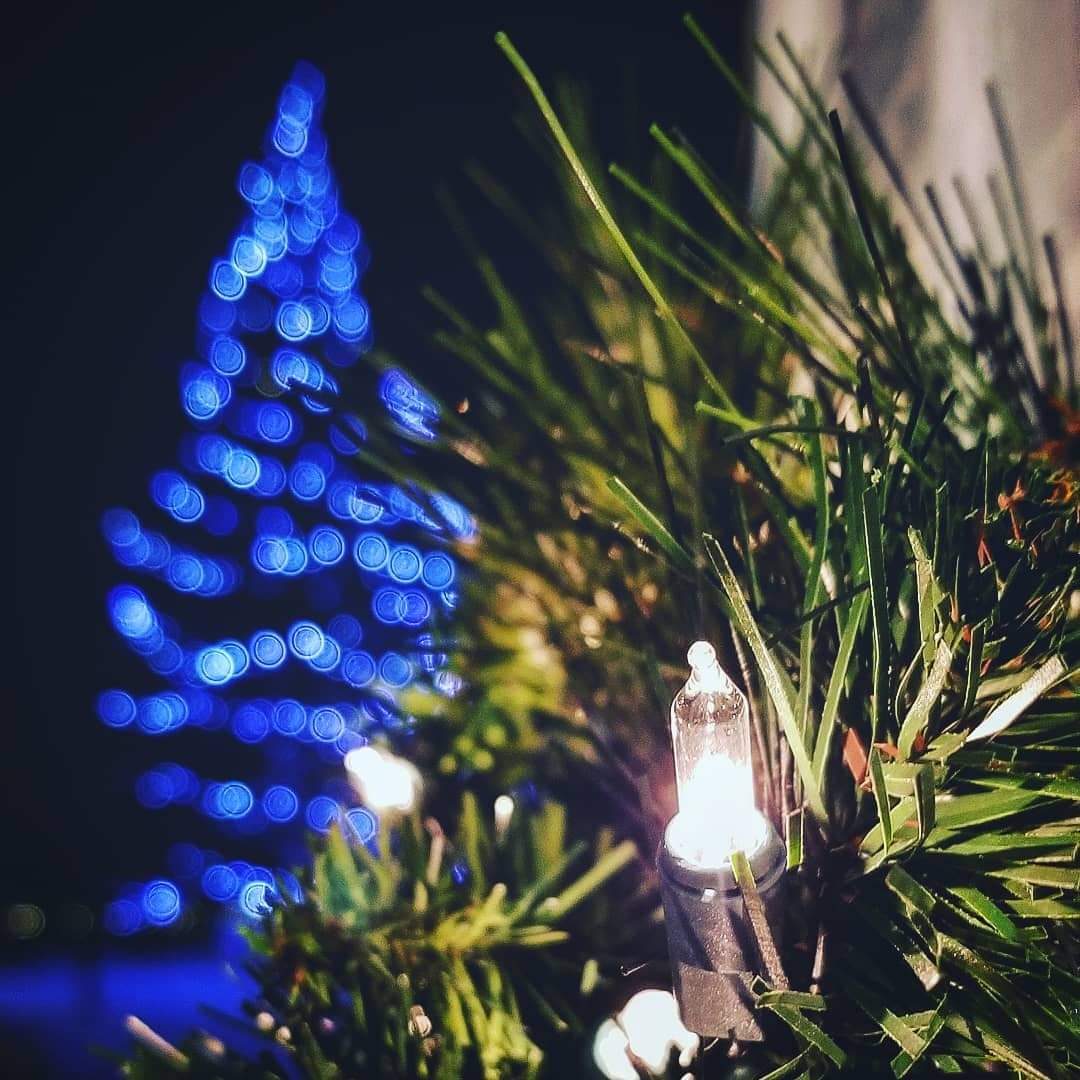 I truly love the #HolidaySeason here's a #ThrowbackThursday to 2017 in CT using the #Samsung #GalaxyNote8 on a really cold night. #withGalaxy 🎄 🎅 ❤