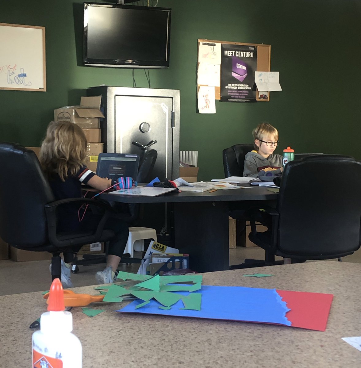 Buckentinseed's tweet photo. Office is a busy place today. https://t.co/k4upf5L1hk