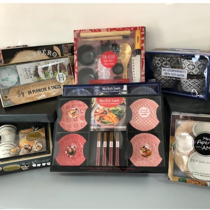 DiacfaBF's tweet photo. En panne d'idées pour #Noël ?
#coffretscadeaux pour enfants ou coffrets pratiques pour adultes ? Des #puzzles ou des #encyclopédies ? Des #livresmusicaux ou des #histoirespassionnantes ?
Venez découvrir l'univers magique de Noël à Diacfa Librairie !

🏘️ Avenue Kwamé Nkrumah https://t.co/cavt2ViWqO