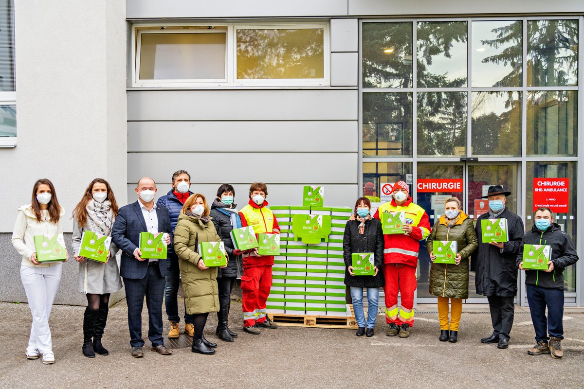 skodaautonews's tweet image. #SKODA AUTO continues to help fight COVID-19 on the front lines. The Czech #carmaker has prepared 3,000 boxes containing vitamins, disinfectant, respirators &amp;amp; other products for healthcare &amp;amp; social care workers in the regions of its plants in #Kvasiny &amp;amp; #Vrchlabi. #SKODAAUTOhelps