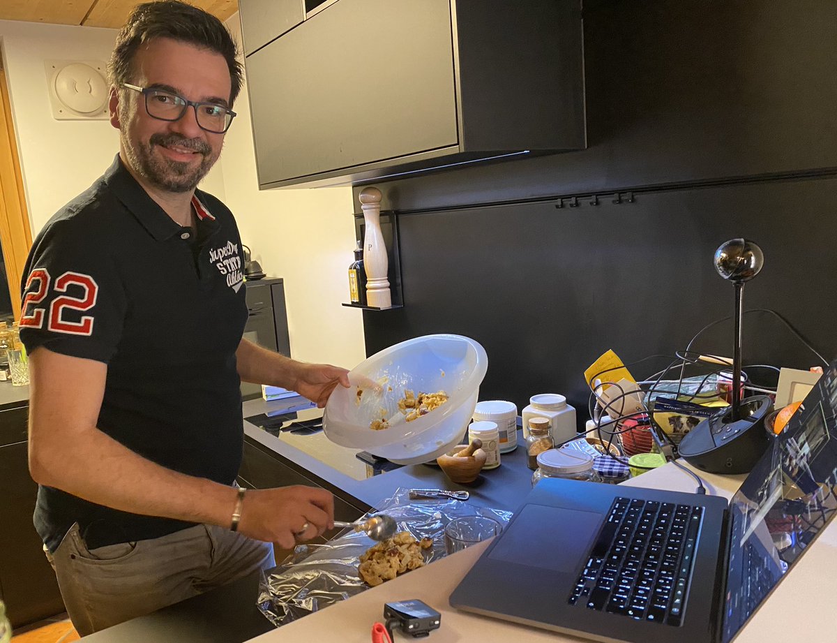 nelekreyssig's tweet photo. #lunchandlearn Weihnachtsfeier mit virtuellem Kochevent. Ich hab Pipi in den Augen, weil 30 Personen diese. abend zusammen verbringen, die sich im Februar nich gar nicht kannten. Danke für alles 🙏✨! #ourworkischanging https://t.co/CKRNXVu26c