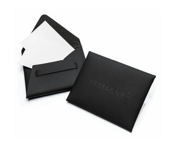 Nous vous présentons aujourd’hui notre porte-cartes marque Bretagne en cuir recyclé et fabriqué à la main, avec des matières de bases durables, cuir régénéré obtenu de fibres de cuir recyclé. 

eshop.marque-bretagne.bzh/collections/ob…

<a href="/staderennais/">Stade Rennais F.C.</a> 
<a href="/tourismerennes/">Tourisme Rennes</a> 
<a href="/CRT_Bretagne/">Tourisme Bretagne</a> 
#modedurable