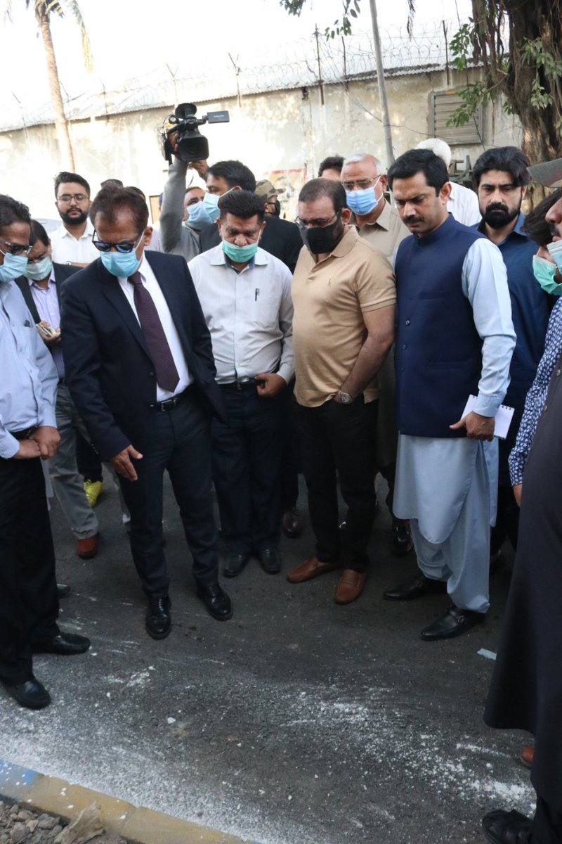 fcspkofficial's tweet photo. Commissioner KHI Iftikhar Shalwani and Chairman FCS Abdul Berr, inaugurated the Karachi Fish Harbor Link Road Gate 1,2 after reconstruction.The construction of the newly constructed road will greatly facilitate the movement of traders and citizens.
#FCS #Pakistan https://t.co/iIfq5NJNiR