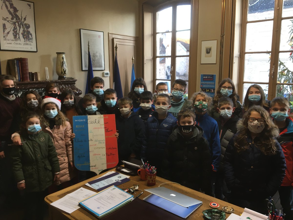 laurentschembri's tweet image. Belle surprise avec la visite des CM1-CM2 et leur joli cadeau 😀 Merci à vous tous et à votre enseignante. C&apos;était un plaisir d&apos;avoir partagé avec vous les séquences autour des symboles de la République. Votre énergie est promesse d&apos;avenir et richesse pour tous !  #FierdeVous