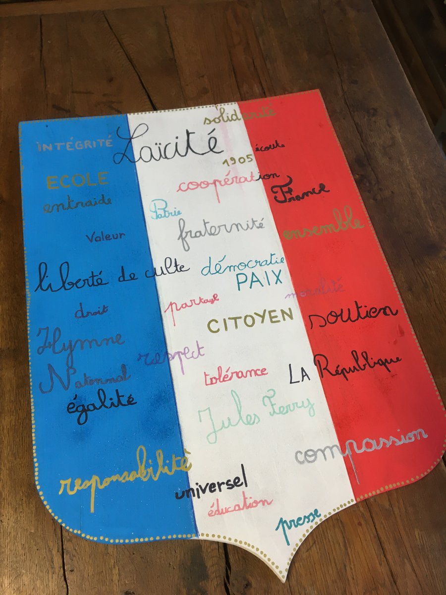laurentschembri's tweet image. Belle surprise avec la visite des CM1-CM2 et leur joli cadeau 😀 Merci à vous tous et à votre enseignante. C&apos;était un plaisir d&apos;avoir partagé avec vous les séquences autour des symboles de la République. Votre énergie est promesse d&apos;avenir et richesse pour tous !  #FierdeVous