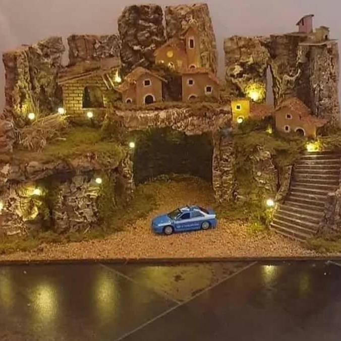 Dio's tweet photo. Presepe dopo le 22. https://t.co/aJVwhD2ngU
