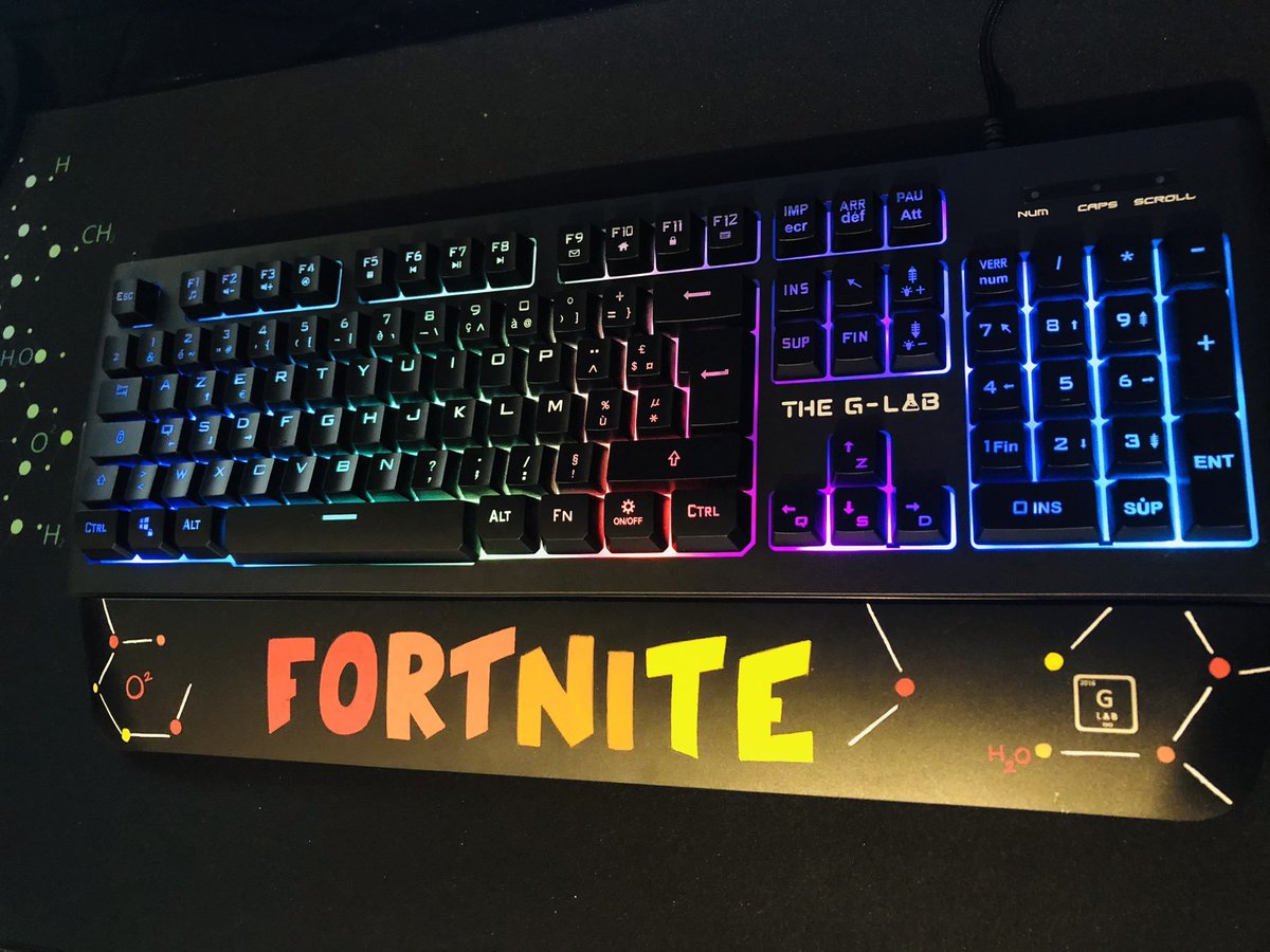 Nouveau #CONCOURS pour tenter de gagner un Clavier Keyz Palladium Collector aux couleurs de Fortnite customisé par <a href="/Glamksy/">GLAMKSY 🎨</a> ! ⌨️⛏️

Pour participer :

🔁Retweet ce tweet
✅Follow <a href="/TheGLabFrance/">The G-Lab 🇫🇷</a> &amp; <a href="/Glamksy/">GLAMKSY 🎨</a> 

🏁Tirage au sort du gagnant le 17/12/2020

Bonne chance à tous ! 🤞