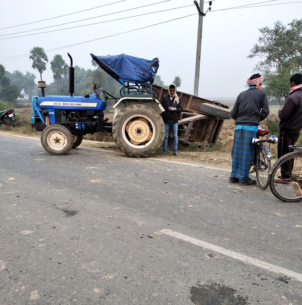 Jagobharatjago0's tweet photo. Tractor cariorr collaps on road in evening but no one is in danger everyone is safe rescued on the road.
#roughdriving https://t.co/iWX9rXqfS0