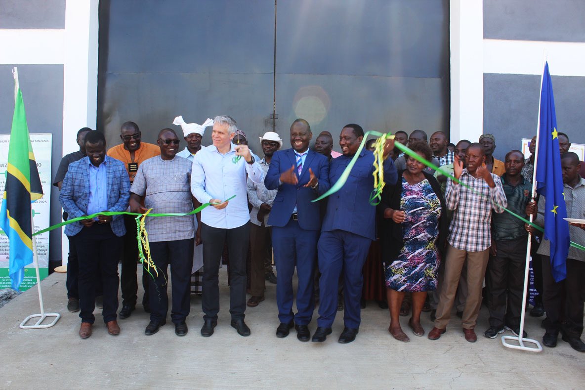 FAOTanzania's tweet photo. Over 10,000 rice farmers in Iringa to benefit from @EUinTZ & @FAOTanzania funded modern warehouse & harvesting equipment worth nearly TZS 800 million. Handed over earlier today in Iringa. #Supportingsmallholderfarmers #Foodheroes #Tanzania https://t.co/Bi5WuafKWp