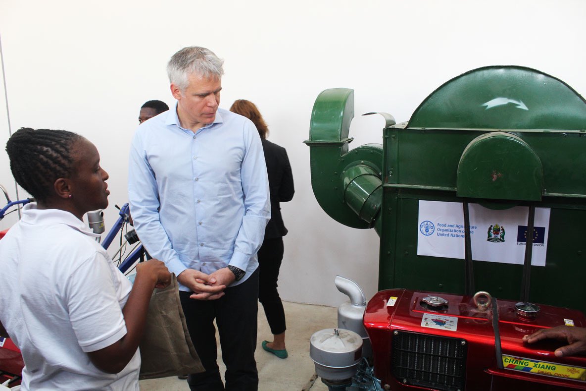 FAOTanzania's tweet photo. Over 10,000 rice farmers in Iringa to benefit from @EUinTZ & @FAOTanzania funded modern warehouse & harvesting equipment worth nearly TZS 800 million. Handed over earlier today in Iringa. #Supportingsmallholderfarmers #Foodheroes #Tanzania https://t.co/Bi5WuafKWp