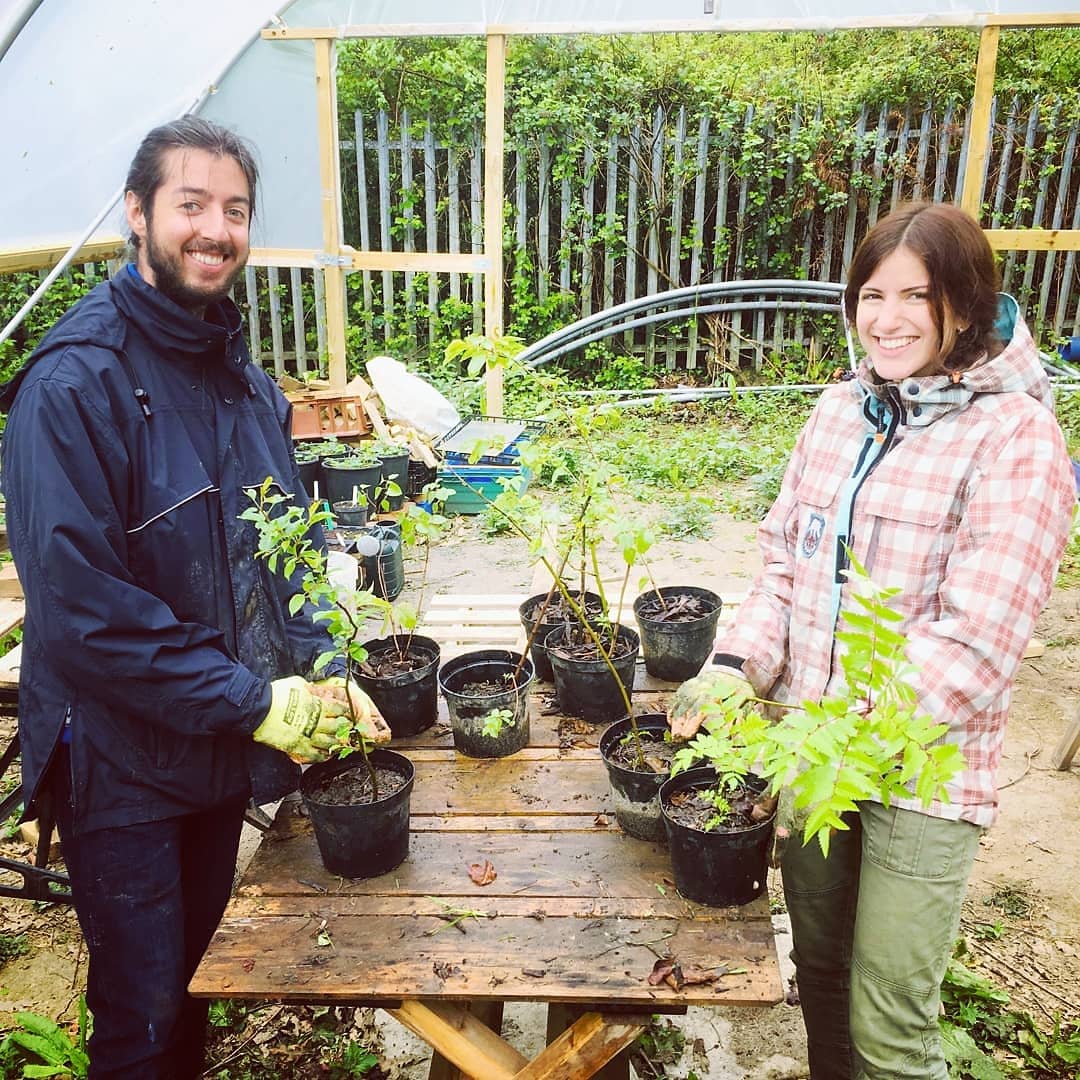 Wild_Elements's tweet image. Mae Elfennau Gwyllt wrth ein bodd i fod yn aelod o @Localgiving! Maent yn ein helpu i barhau gyda’n gwaith ystyrlon o wneud gwahaniaethau yn y gymuned ac i’r unigolion yr ydym yn eu gwasanaethu! #Diolch #LocalGiving 😊💚🍃