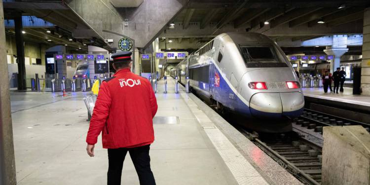 Les déplacements inter-régions sont bien autorisés par le Gouvernement à partir du 15/12. Soyez assurés que 100% de nos <a href="/TGVINOUI/">TGV INOUI</a> <a href="/ouigo/">OUIGO</a> <a href="/Intercites/">Intercités</a> &amp; #Europe prévus seront en circulation.Nos agents seront heureux de vous retrouver en cette période de fêtes. Restez prudents et 😷