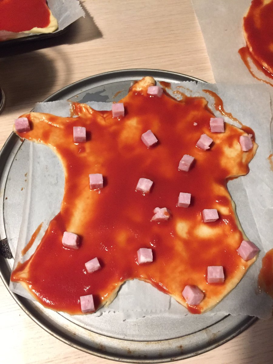 profdeburgondy's tweet photo. Quand ta discipline déborde du cadre pro! Allez la petite famille ce soir c’est pizza révision ! #teamHG #vivelageo #cuisinecreative ! 🤣 @j_tesse je ne livre pas! https://t.co/VXzizPF54V
